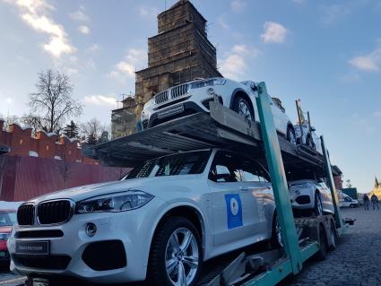 Москва.  Автомобили  марки BMW на Васильевском Спуске, которые будут вручены российским спортсменам, победителям и призерам XXIII зимних Олимпийских игр в Пхенчхане.