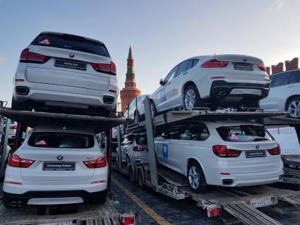 Москва.  Автомобили  марки BMW на Васильевском Спуске, которые будут вручены российским спортсменам, победителям и призерам XXIII зимних Олимпийских игр в Пхенчхане.