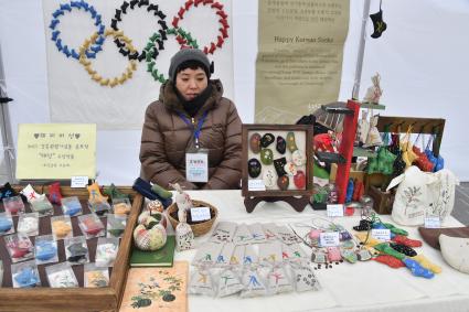 Южная Корея, Санчок (Samcheok).  Торговля сувенирами  в парке эротических скульптур.