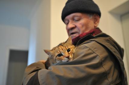 Москва. Пенсионер Алексей Быстрицкий, переехавший в рамках программы реновации из пятиэтажного дома на улице Константина Федина в новый многоквартирный дом на улице 5-й Парковой, д. 62Б в районе Северное Измайлово.