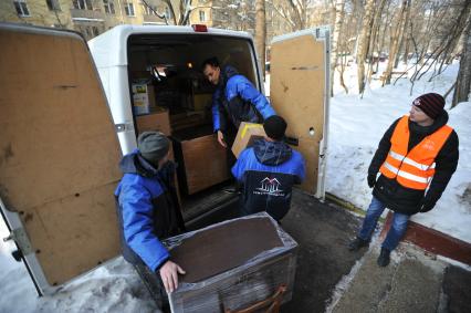 Москва. Грузчики помогают с переездом жильцам, которые переселяются в рамках программы реновации из пятиэтажного дома на улице Константина Федина в новый многоквартирный дом на улице 5-й Парковой, д. 62Б в районе Северное Измайлово.