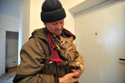 Москва. Пенсионер Алексей Быстрицкий, переехавший в рамках программы реновации из пятиэтажного дома на улице Константина Федина в новый многоквартирный дом на улице 5-й Парковой, д. 62Б в районе Северное Измайлово.