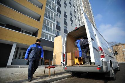 Москва. Грузчики помогают с переездом жильцам, которые переселяются в рамках программы реновации из пятиэтажного дома на улице Константина Федина в новый многоквартирный дом на улице 5-й Парковой, д. 62Б в районе Северное Измайлово.