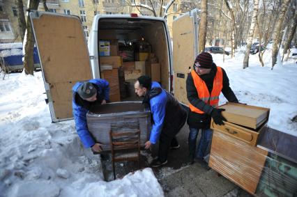 Москва. Грузчики помогают с переездом жильцам, которые переселяются в рамках программы реновации из пятиэтажного дома на улице Константина Федина в новый многоквартирный дом на улице 5-й Парковой, д. 62Б в районе Северное Измайлово.