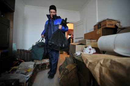 Москва. Грузчик помогает с переездом жильцам, которые переселяются в рамках программы реновации из пятиэтажного дома на улице Константина Федина в новый многоквартирный дом на улице 5-й Парковой, д. 62Б в районе Северное Измайлово.