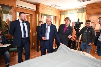 Иваново. Госсекретарь Союзного государства Григорий Рапота (второй слева) и пресс-секретарь Государственного секретаря Союзного государства, главный редактор журнала `Союзное государство` Елена Овчаренко в музее Яковлевской льняной мануфактуры.