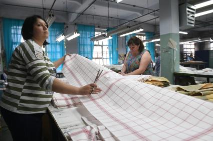 Иваново. Работницы в производственном цеху Яковлевской льняной мануфактуры.