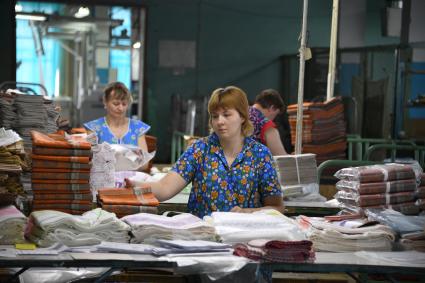 Иваново. Работницы в производственном цеху Яковлевской льняной мануфактуры.