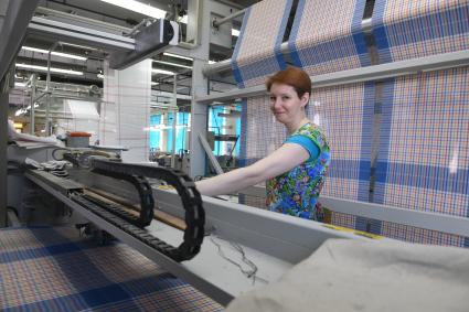 Иваново. Работницы в производственном цеху Яковлевской льняной мануфактуры.