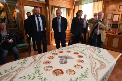 Иваново. Госсекретарь Союзного государства Григорий Рапота (второй слева) и пресс-секретарь Государственного секретаря Союзного государства, главный редактор журнала `Союзное государство` Елена Овчаренко в музее Яковлевской льняной мануфактуры.
