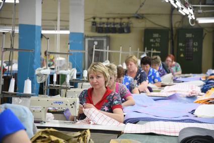 Иваново. Работницы в производственном цеху Яковлевской льняной мануфактуры.