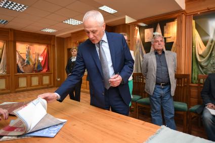 Иваново. Госсекретарь Союзного государства  Григорий Рапота  (на первом плане)    в музее Яковлевской льняной мануфактуры.