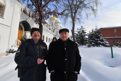 Москва. Корреспондент `Комсомольской правды` Александр Гамов  ( слева) на встрече с членом комитета Государственной Думы РФ по транспорту и строительству Владимиром  Ресиным на территории Зачатьевского женского монастыря.