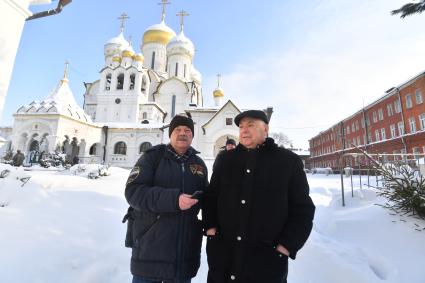 Москва. Корреспондент `Комсомольской правды` Александр Гамов  ( слева) на встрече с членом комитета Государственной Думы РФ по транспорту и строительству Владимиром  Ресиным на территории Зачатьевского женского монастыря.