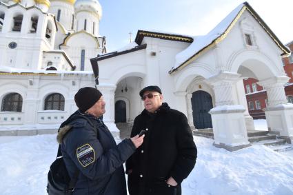 Москва. Корреспондент `Комсомольской правды` Александр Гамов  ( слева) на встрече с членом комитета Государственной Думы РФ по транспорту и строительству Владимиром  Ресиным на территории Зачатьевского женского монастыря.