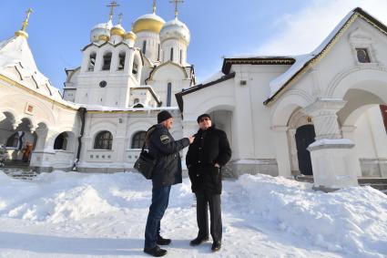 Москва. Корреспондент `Комсомольской правды` Александр Гамов  ( слева) на встрече с членом комитета Государственной Думы РФ по транспорту и строительству Владимиром  Ресиным на территории Зачатьевского женского монастыря.