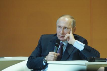 Нижний Тагил. Свердловская область. Президент России Владимир Путин во время VI всероссийского форума рабочей молодежи в Нижнем Тагиле в цехе УВЗ (Уралвагонзавод)