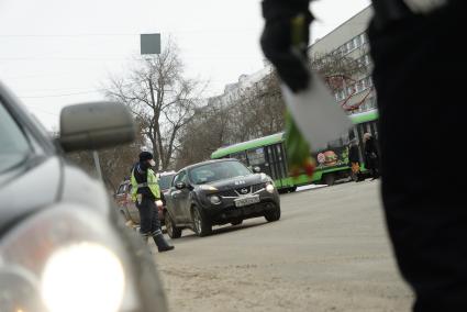 Екатеринбург. Сотрудники ГИБДД поздравляют женщин-водителей с 8 марта