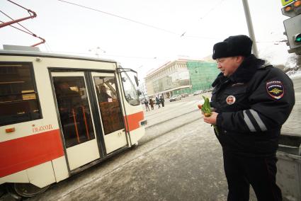 Екатеринбург. Сотрудники ГИБДД поздравляют женщин-водителей с 8 марта