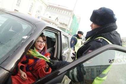 Екатеринбург. Сотрудники ГИБДД поздравляют женщин-водителей с 8 марта