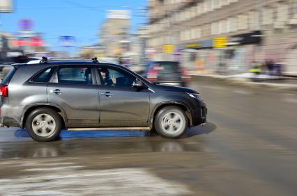 Новосибирск.  Автомобиль на одной из улиц города.