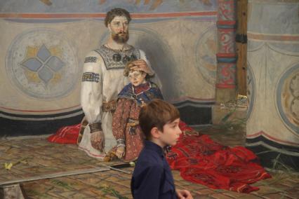 Ставрополь. Посетители на открытии выставки заслуженного художника России Павла Рыженко `Русь Святая` в музее изобразительных искусств .