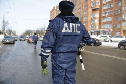 Тула. Сотрудники ДПС  поздравляют женщину-водителя в преддверии празднования Международного женского дня.