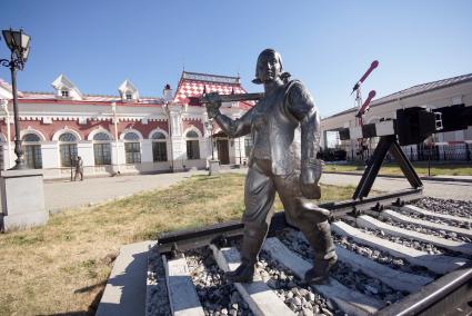 Екатеринбург. Скульптура `Шпалоукладчица ` у городского вокзала.