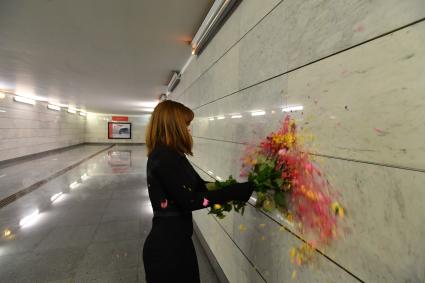 Москва.  Во время акции `Заморозим цветы, растопим сердца` на станции московского метро `Ленинский проспект`.