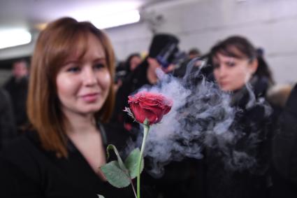 Москва. Во время акции `Заморозим цветы, растопим сердца` на станции московского метро `Ленинский проспект`.