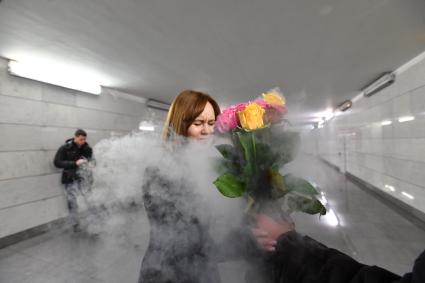 Москва. Во время акции `Заморозим цветы, растопим сердца` на станции московского метро `Ленинский проспект`.