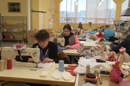 Беларусь, Слуцк. В одном из производственных цехов на фабрике художественных изделий.