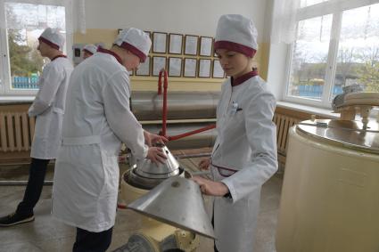 Беларусь, Слуцк. На занятиях в колледже пищевой и перерабатывающей промышленности.