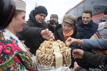 Беларусь, Слуцк. Встреча российских журналистов хлебом-солью на фабрике `Слуцкие пояса`.