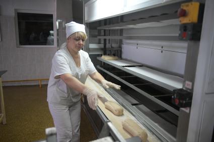Беларусь, Жодино. В одном из производственных цехов Жодинского хлебозавода.