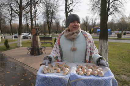Беларусь, Жодино. Женщина торгует на улице продукцией Жодинского хлебозавода.