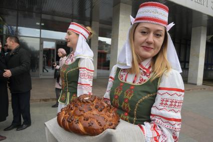 Беларусь, Жодино.  Девушки в национальных костюмах с хлебом-солью.