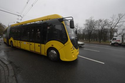 Беларусь, Минск.  Электробус на улице города.