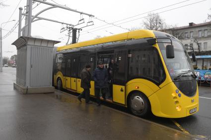 Беларусь, Минск. Электробус на улице города.