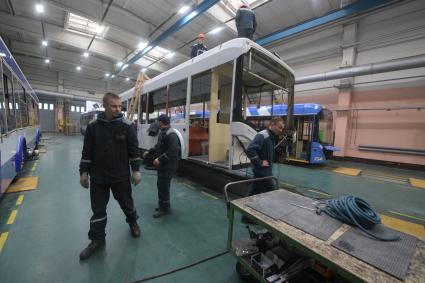Беларусь, Минск. В одном из цехов предприятия по производству общественного электротранспорта `Белкоммунмаш`.