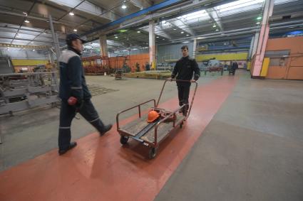 Беларусь, Минск. В одном из цехов предприятия по производству общественного электротранспорта `Белкоммунмаш`.