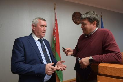 Беларусь, Минск. Генеральный директор предприятия по производству общественного электротранспорта `Белкоммунмаш` Владимир Король (слева) .