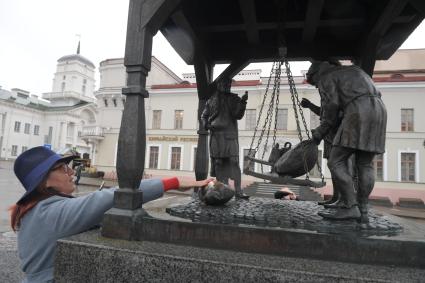 Беларусь, Минск. Памятник `Городские весы` на площади Свободы у ратуши.