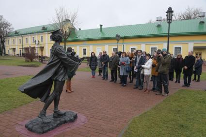 Беларусь. Минская область. Полоцк. Экскурсанты у  скульптуры средневекового студента на территории  Полоцкого государственного университета.