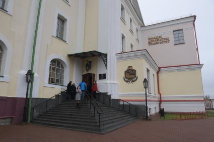 Беларусь. Минская область. Полоцк.   Студенты  на лестнице  Полоцкого государственного университета.