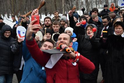 Москва. Участники флешмоба `Я выбираю сам` в поддержку выборов президента РФ, который прошел в парке им. Воровского.