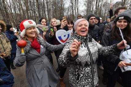 Москва. Участники флешмоба `Я выбираю сам` в поддержку выборов президента РФ, который прошел в парке им. Воровского.