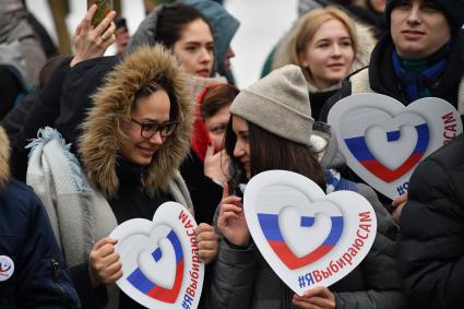 Москва. Участники флешмоба `Я выбираю сам` в поддержку выборов президента РФ, который прошел в парке им.  Воровского.