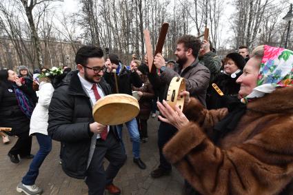 Москва. Участники флешмоба `Я выбираю сам` в поддержку выборов президента РФ, который прошел в парке им.  Воровского.