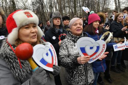 Москва. Участники флешмоба `Я выбираю сам` в поддержку выборов президента РФ, который прошел в парке им.  Воровского.